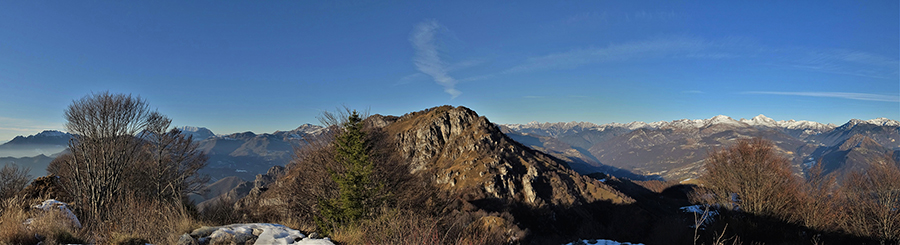 Vista panoramica dalla vetta del Castel Regina (1424 m) verso il dirimpettaio Foldone e verso le Orobie